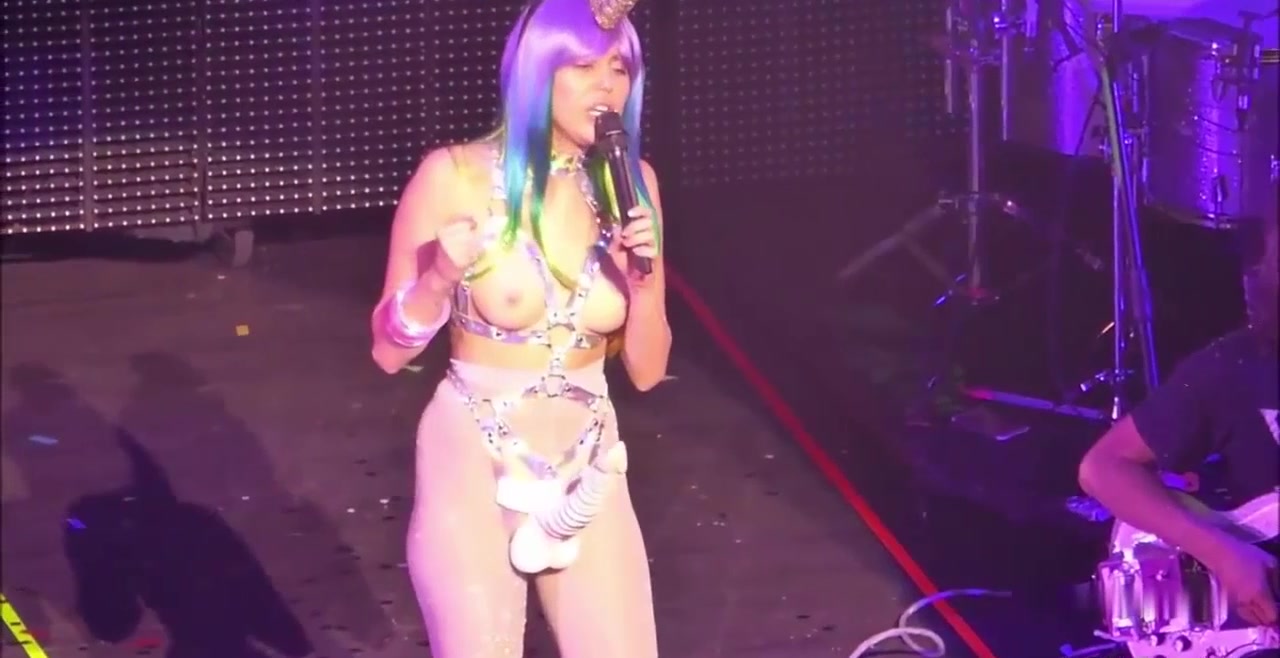 Live miley cyrus nude Miley Cyrus
