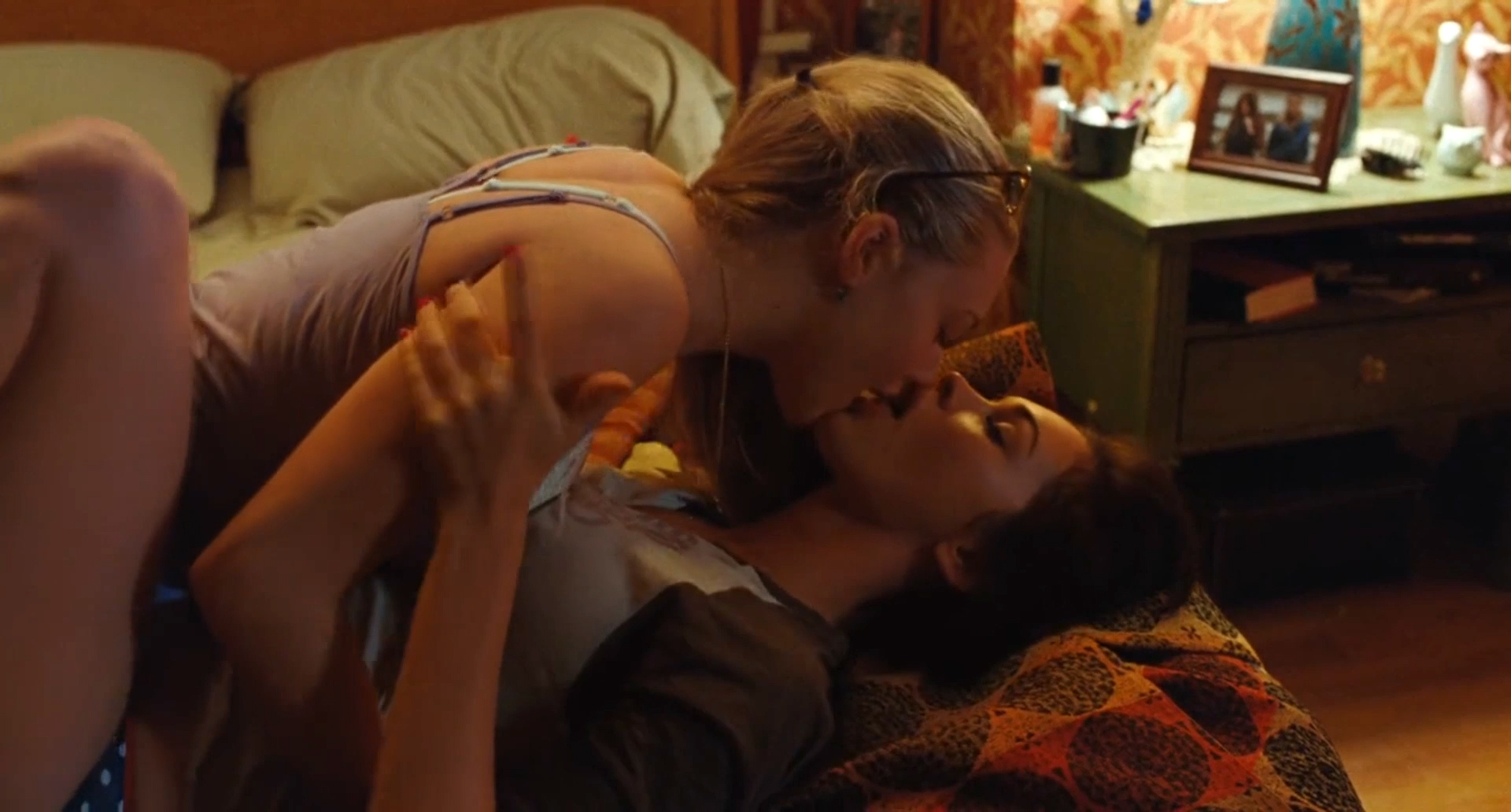 Amanda Seyfried (23 years) and Megan Fox (22 years) in sexy scenes from hor...