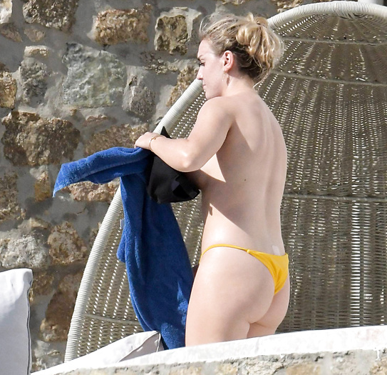 Topless perrie edwards Perrie Edwards